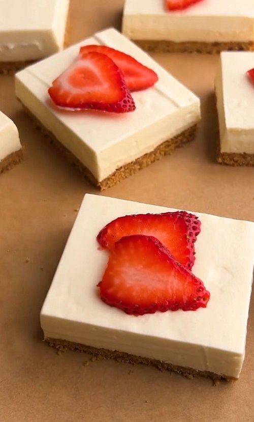 No-Bake Cheesecake Bars with Fresh Strawberries