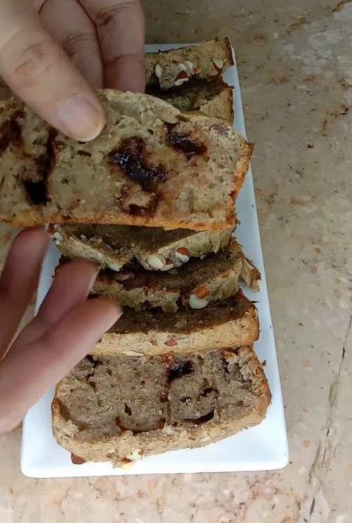 خبز الموز فائق الرطوبة بدون فرن: وصفة لذيذة