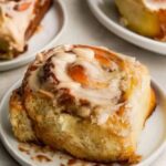 لفائف القرفة المثالية مع صقيع الزبدة البنية