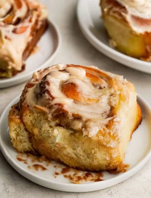 لفائف القرفة المثالية مع صقيع الزبدة البنية